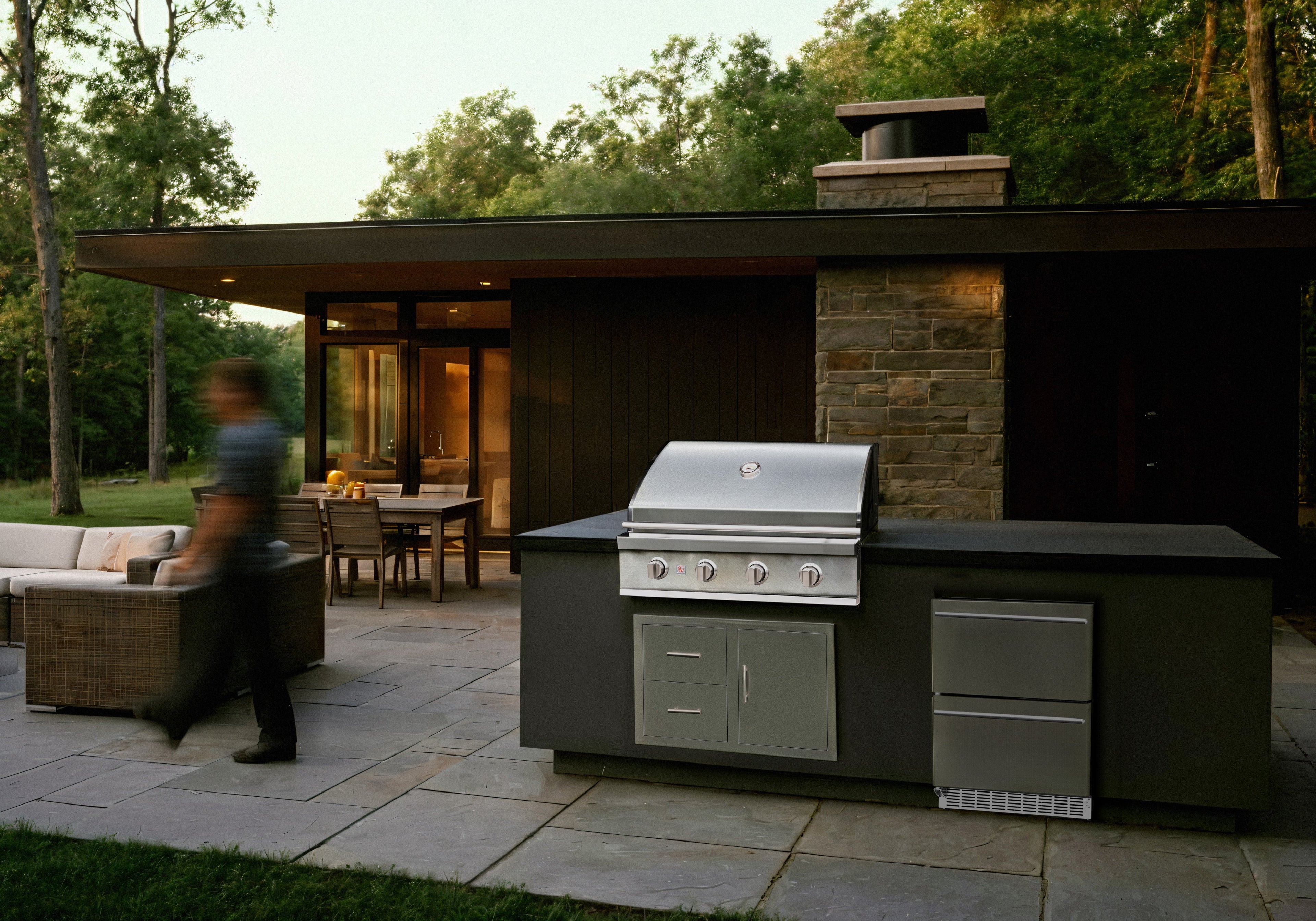 Summerset Sizzler 32-Inch 4-Burner Freestanding Gas Grill