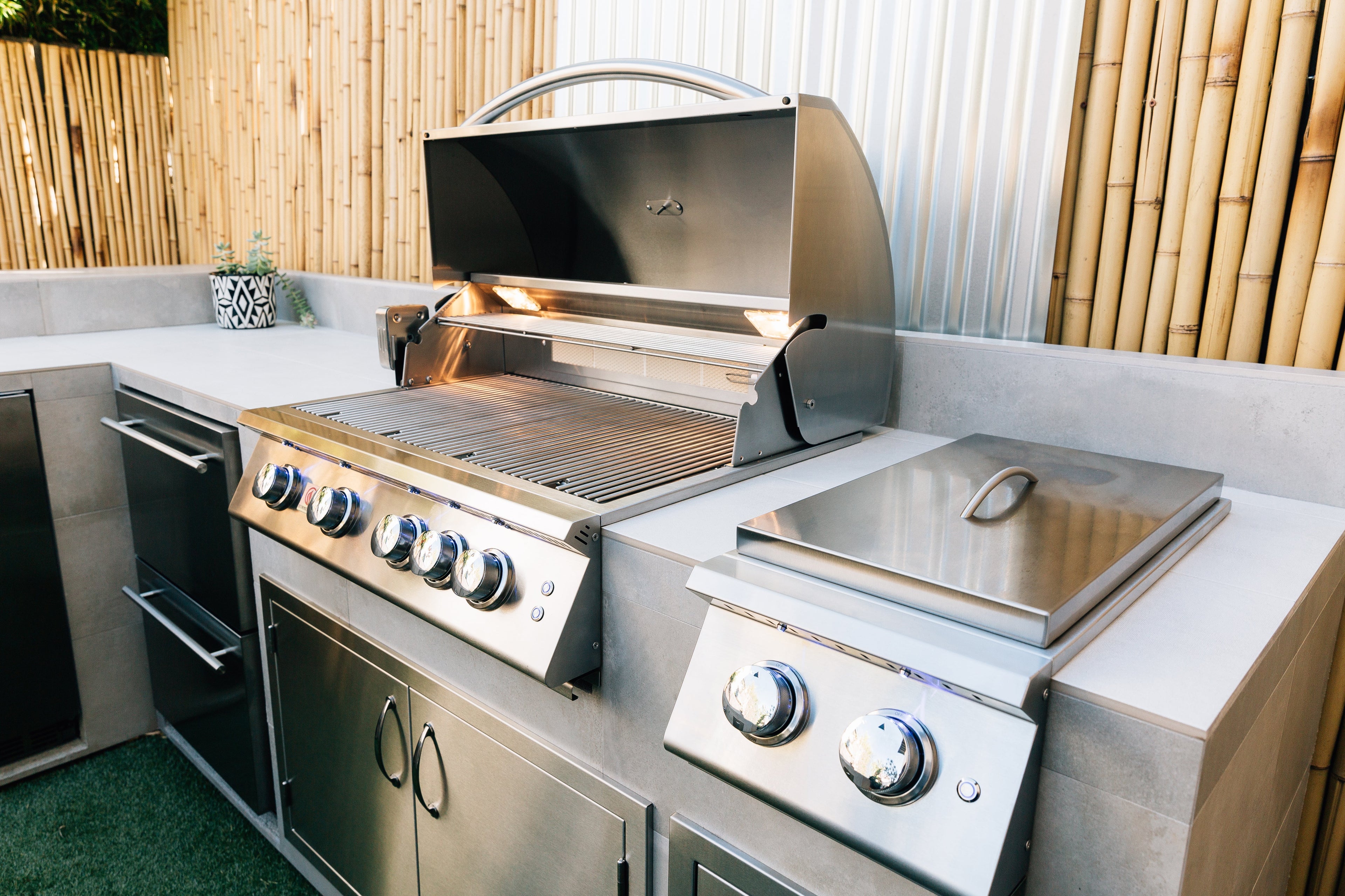 Summerset Sizzler Pro 40-Inch 5-Burner Built-In Gas Grill With Rear Infrared Burner